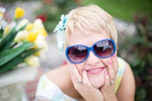 Jak używać suszarki do włosów, aby uniknąć uszkodzeń?