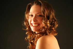 Jak układać krótką grzywkę w stylu pin-up?