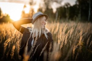Jak pielęgnować włosy farbowane na blond?