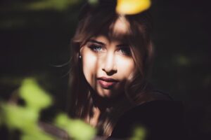 Najpopularniejsze trendy w stylizacji włosów na sezon letni